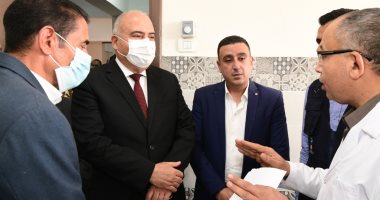 محافظ قنا ورئيس جامعة جنوب الوادى يتابعان القافلة الطبية لطلاب مدارس الوقف