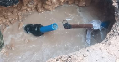 إصلاح كسر بماسورة مياه وتطهير الشنايش بحى الجمرك فى الإسكندرية.. صور