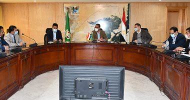 محافظ الفيوم يبحث آليات إنشاء خريطة معلوماتية متكاملة للأنشطة والمشروعات