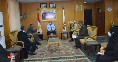 محافظ الوادى الجديد يبحث التوسع فى ميكنة الخدمات الحكومية بالتعاون مع الحكومة
