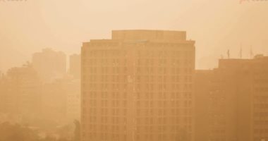 عاصفة ترابية تغطى سماء القاهرة.. وتحذيرات من الأرصاد للمواطنين