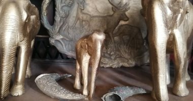 سيوف ومكحلة وحصان رومانى.. محل خردة يتحول إلى متحف فى عرب بورسعيد..لايف وصور