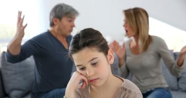 كيف يتأثر الطفل بمشاهدة شجار والديه؟ وما طرق علاج المشكلة؟
