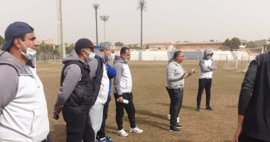 رئيس إنبى يجتمع بحلمى طولان واللاعبين قبل مباراة إيسترن كومبانى.. صور