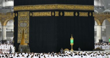 المصلون يؤدون الصلاة بالمسجد الحرام دون تباعد بعد رفع إجراءات كورونا.. صور
