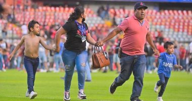 اشتباكات عنيفة بين جماهير كويريتارو وأطلس بالدوري المكسيكي.. صور