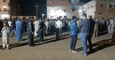 لحظة مؤلمة.. الأهالى يشيعون 4 عمال سقط عليهم سور بالشرقية.. لايف