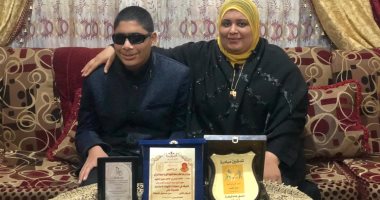 ملأ بصوته الأرض نورا.. حامد صبرى قارئ تحدى إعاقته البصرية وختم حفظ القرآن فى العاشرة.. وبصوته الدافئ سحر المستمعين بإنشاده للابتهالات الدينية.. ويؤكد: كتاب الله نورى فى الحياة وسبب نجاحى وهدايتى.. فيديو وصور