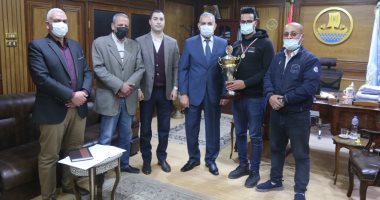 محافظ كفر الشيخ يهنئ فريق كرة اليد بمركز شباب بيلا لحصوله على بطولة الجمهورية