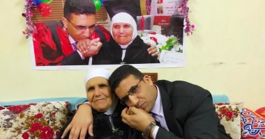 الابن البار والأم السند.. حمدى يرد الجميل لوالدته ويكرمها ويهديها الدكتوراه بعد مناقشة رسالته.. يؤكد: أمى لها الفضل فى تربيتنا وتعليمنا رغم أميتها.. قبلت يدها أمام الحضور وأفتخر بأنها أمى.. فيديو وصور