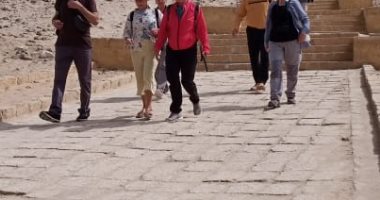 وفد سياحى متعدد الجنسيات يزور المناطق الأثرية بالمنيا