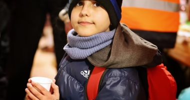 طفل أوكراني يسافر بمفرده لسلوفاكيا هربا من الحرب.. أمه اضطرت للبقاء