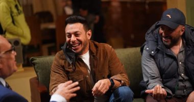 أجواء من البهجة داخل كواليس "دايما عامر" لـ مصطفى شعبان وصلاح عبد الله 