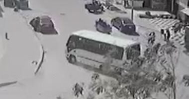 دهسهم بأتوبيس والده.. تفاصيل مصرع طفلين وإصابة شقيقة أحدهما على يد طفل.. فيديو