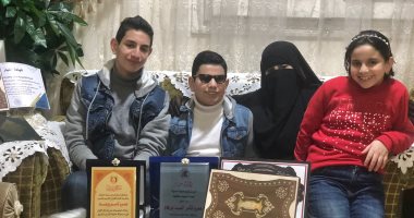 بصيرته القرآن.. "عمرو" ولد كفيفا فأتم حفظ القرآن بالعاشرة.. تعلم القراءات والمقامات وحفظ المتون واحترف الإنشاد وأجاد الخطابة.. حصد المراكز الأولى فى حفظ وتلاوة القرآن.. ويؤكد: أقتدى بكبار المقرئين.. صور وفيديو