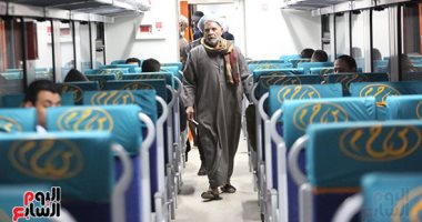انطلاق أول قطار درجة ثالثة مكيفة من محطة مصر لأسوان.. القطارات الجديدة تدخل الخدمة لأول مرة بتاريخ هيئة السكة الحديد.. وتتوقف خلال رحلاتها فى عواصم المحافظات وتذاكرها تتراوح بين 50 و150 جنيها.. فيديو وصور
