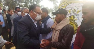 محافظ الشرقية يؤدى واجب العزاء لأسر ضحايا قرية طاروط بمركز الزقازيق