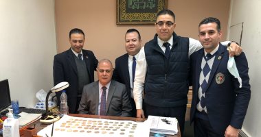 جمارك مطار القاهرة تضبط محاولة تهريب عدد من العملات المعدنية الأثرية