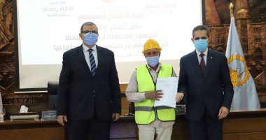 وزير القوى العاملة يسلم "2581" وثيقة تأمين تكافلى للعمالة غير المنتظمة