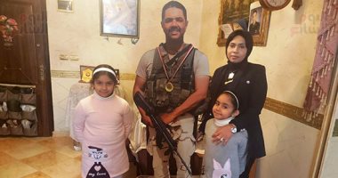 لن ننساهم.. أرملة الشهيد الرائد محمود طلعت تروى ذكريات مع البطل: استشهد فى أثناء مواجهة التكفيريين بجبل الحلال.. كنت بقول له عاوزاك معايا ومع بناتك قال لى إحنا كلنا فدا مصر.. وبناته: بابا واحشنا قوى فيديو وصور