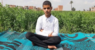 ولد فاقدا للبصر فأنار القرآن طريقه.. "أحمد" طالب أزهرى يبدع فى التلاوة والإنشاد