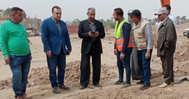 حياة كريمة.. محافظ المنيا يتابع مشروعات شبكة المياه والصرف ومجمعات خدمية