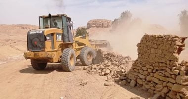 تنفيذ 29 قرار إزالة تعديات على مساحة 31 ألف متر مربع بإدفو فى أسوان.. صور