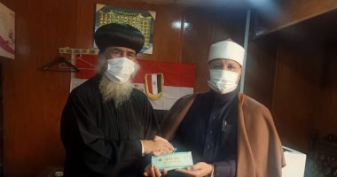 أسقف قوص ونقادة ونواحيها يشارك في مشروع صكوك إطعام الأوقاف بـ4 دفاتر