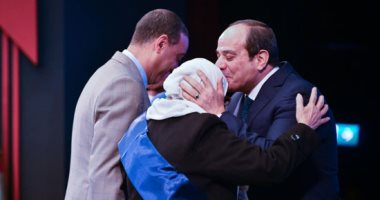 الرئيس السيسي يقبل رأس الأم المثالية خلال فعاليات الندوة التثقيفية 