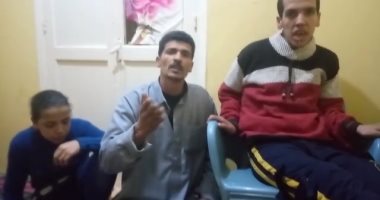 مرض نادر يفقد محمد الحركة والتركيز.. والده يستغيث لعلاجه هو وشقيقته.. والصحة تستجيب.. فيديو