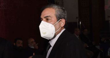 على الحجار ودنيا عبد العزيز وأحمد صقر فى عزاء شقيق أحمد عبد العزيز.. صور