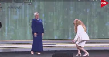 الفنانة نيللى تحيى السيدة انتصار السيسى بالجلوس على ركبتيها