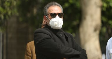 وصول جثمان شقيق أحمد عبد العزيز لمسجد آل رشدان استعدادًا لصلاة الجنازة.. صور