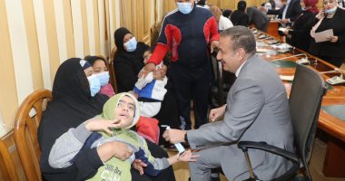 محافظ المنوفية يلتقى عاملا يرعى 4 أطفال مرضى بضمور المخ.. ودعم 30 حالة إنسانية "صور"