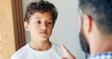 ابنك بيكذب  عليكى بشكل متكرر.. اعرفى السبب وإزاى تتعاملى معاه؟