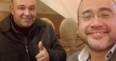 المدير الحنين رزق.. قارئ يشارك صوره مع المدير.. ويؤكد: أجدع صحبة
