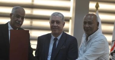 اتحاد الكرة يكرم محمد عمر فى يوم الشهيد