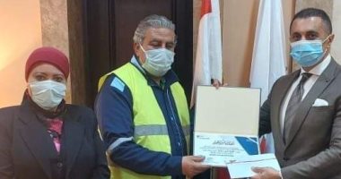 تكريم عامل نظافة بمطار القاهرة عثر على هواتف ومشغولات ذهبية وسلمها