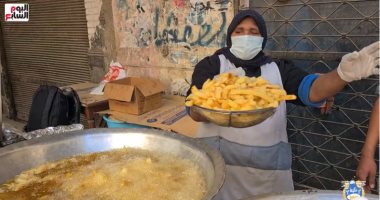 ملكة البطاطس.. المرأة الحديدية الناس عليها طوابير بتعمل أحلى ساندوتش