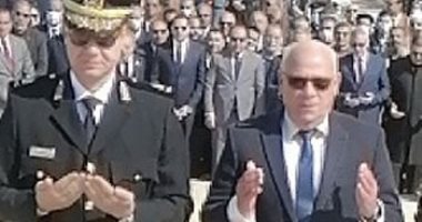 محافظ بورسعيد يضع إكليل زهور على النصب التذكارى احتفالا بيوم الشهيد.. لايف