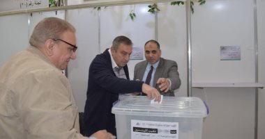 عصام شرف يدلى بصوته فى انتخابات نقابة المهندسين بالجيزة 