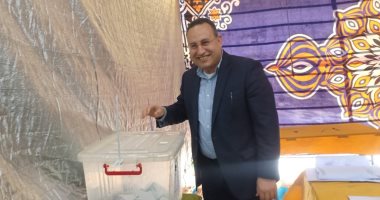 رئيس جامعة الإسكندرية يدلى بصوته فى انتخابات المهندسين.. صور