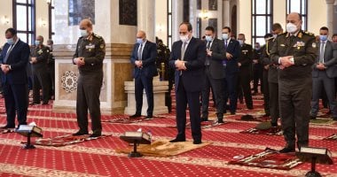 الرئيس السيسي يؤدى صلاة الجمعة بمسجد المشير بمناسبة "يوم الشهيد".. صور 