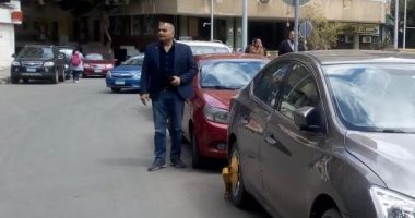 حى الدقى يشن حملة لضبط السيارات المخالفة بالانتظار أعلى الأرصفة