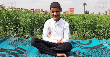 ولد فاقدا للبصر فعوضه الله بنور القرآن.. أحمد موهبة صاعدة في سماء التلاوة والإنشاد الدينى.. يدرس بكلية أصول الدين.. حفظ كتاب الله فى الثالثة عشرة من عمره.. مثله الأعلى الشيخ طه الفشنى ويحلم بالقراءة أمام الرئيس
