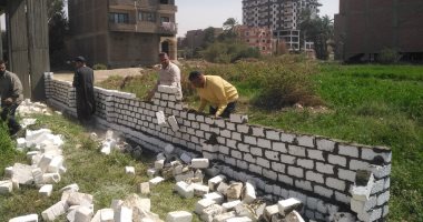 رئاسة مدينة الأقصر تتصدى للتعديات بإزالة سور فى المهد بمنطقة حوض 18.. صور