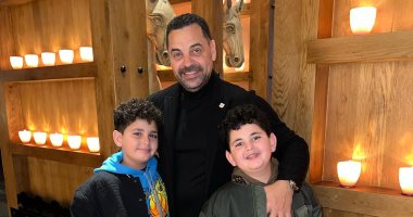 طارق العريان فى ظهور جديد مع توأمه "آدم وعلى".. وأحمد فهمى يصفه بـ"العراب"