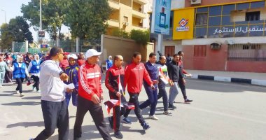 نائب محافظ سوهاج يشارك في ماراثون "مشي" الشباب والرياضة بمناسبة اليوم العالمي للمرأة 