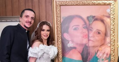 بصورة بفستان الزفاف.. دنيا عبد العزيز تسترجع ذكرياتها مع والدتها الراحلة