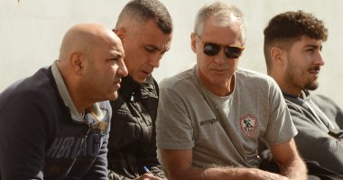 الجهاز الفني للزمالك يتابع مباراة "2001" أمام الطلائع.. صور